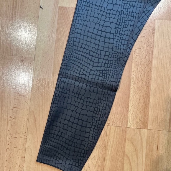 NWT Marika Ebony Crocodile Leggings- Size Medium - Picture 5 of 11